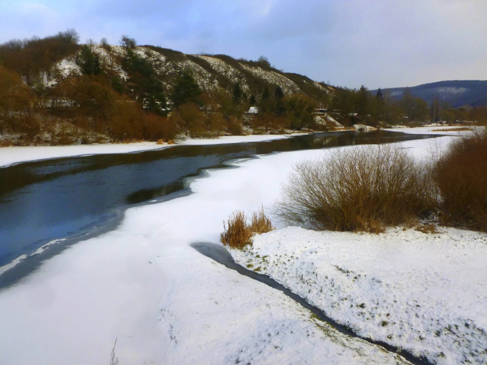 Montanas nieve Sklenice s tmavou tekutinou