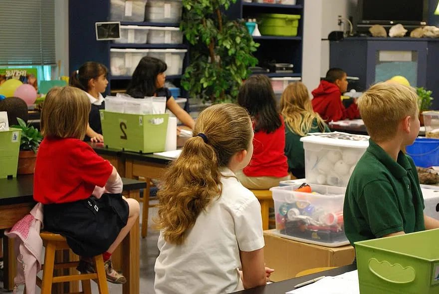 Ninos en escuela Sklenice s tmavou tekutinou