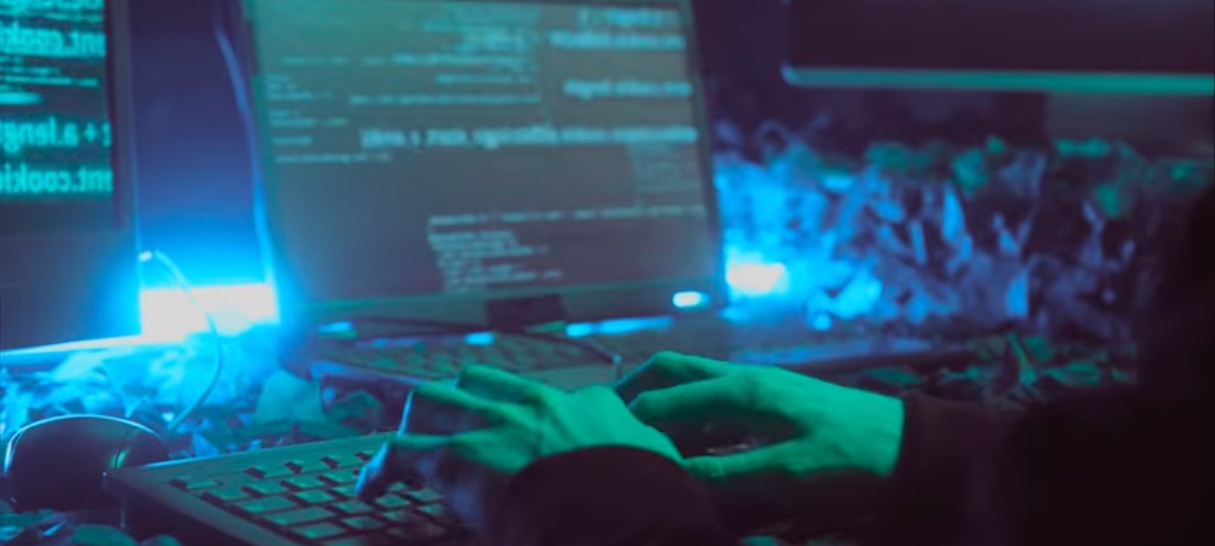 manos en computadora Dinero