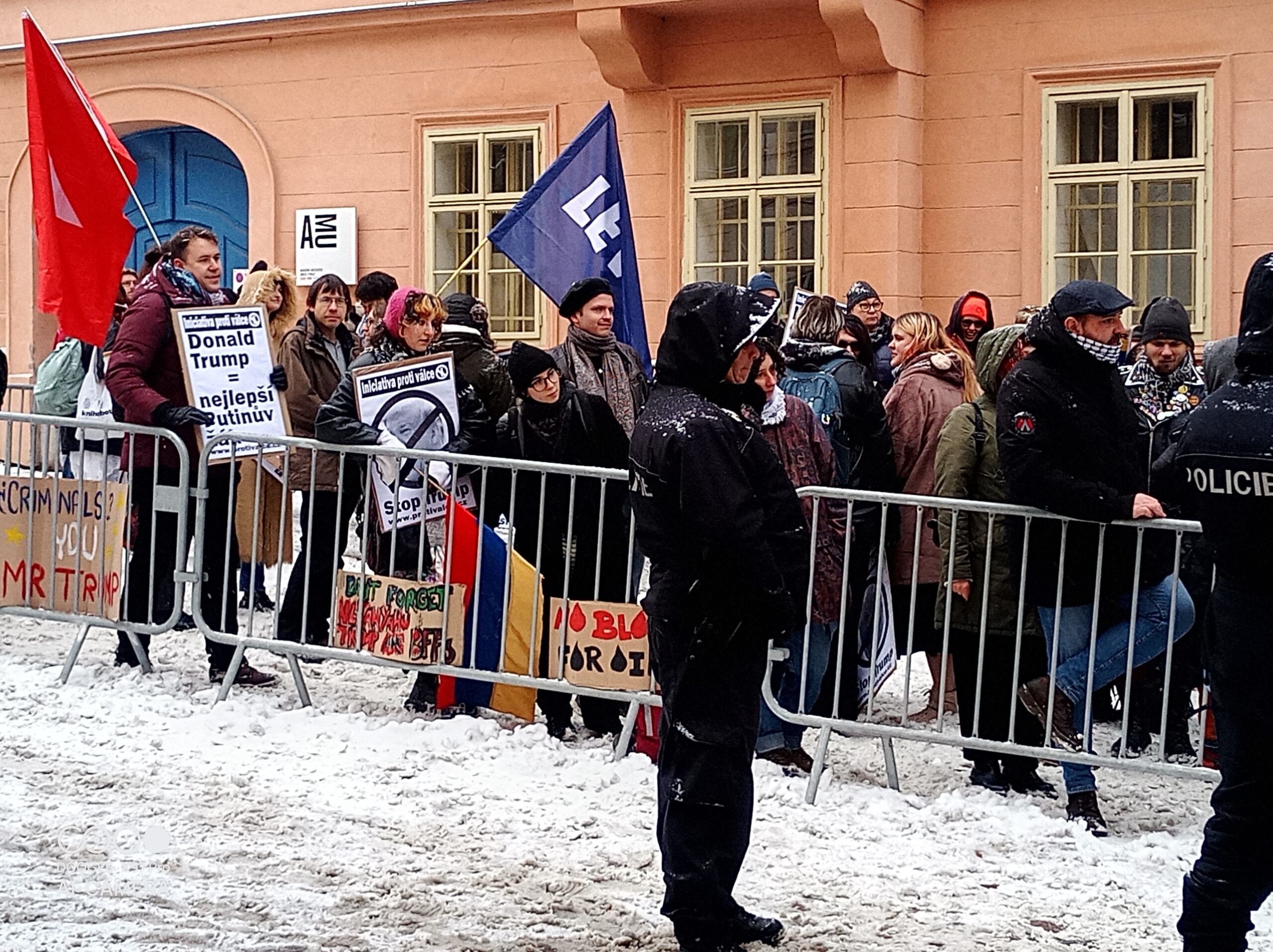 protesta2 Sklenice s tmavou tekutinou